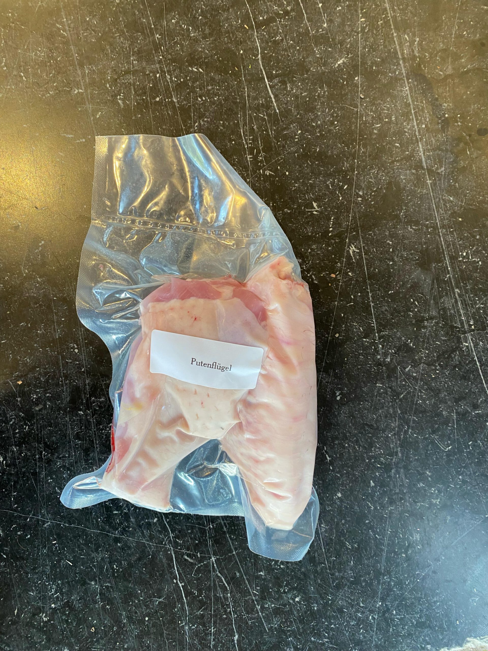 Sonderaktion: Halbe-Pute-Paket eingefroren; ca. 2,5-3,5 kg; 18,90€/kg ...